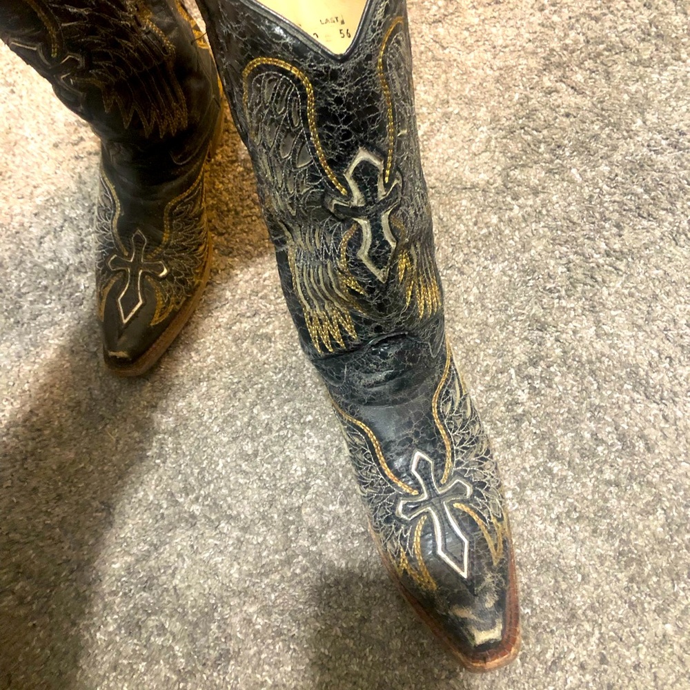 Corral size 7 women’s black distressed boots. Snip toe with winged cross design.